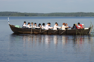 Kirkkokansa lähdössä Rapojärvelle 20.7.14